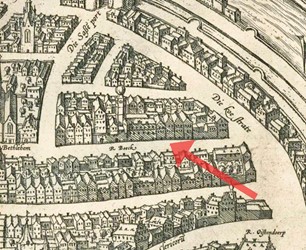 <p>Uitsnede uit de vogelvluchtplattegrond van Zwolle, rond 1580 uitgegegeven door Braun en Hogenberg. Bloemendalstraat 9 is gesitueerd bij de rode pijl. De weergave van de bebouwing is op deze kaart niet erg betrouwbaar gebleken, wel duidelijk is het brede en twee verdiepingen tellende huis van Robert van der Beeck met aan de achterzijde een traptoren herkenbaar. </p>
